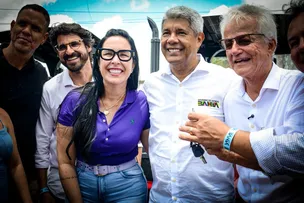 DEPUTADA ENTREGA ÔNIBUS ESCOLAR PARA ESPLANADA E RESERVATÓRIOS DE ÁGUA PARA ALAGOINHAS