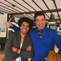 CONHEÇA A HISTÓRIA DO EX-JOGADOR DE FUTEBOL BRASILEIRO QUE SE TORNOU CANTOR E FAZ SUCESSO NOS PALCOS DA FRANÇA 