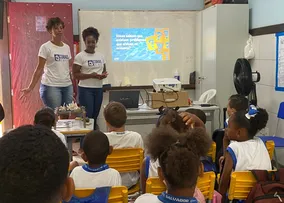 AÇÃO DO CORAIS DE MARÉ CONSCIENTIZA ESTUDANTES DE ILHA DE MARÉ SOBRE A IMPORTÂNCIA DO AMBIENTE MARINHO
