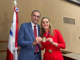 ATUAÇÃO DA PREFEITA DE JAGUAQUARA INSPIRA PARTICIPAÇÃO FEMININA NA POLÍTICA, DIZ DEPUTADO HASSAN AO OUTORGAR A COMENDA 2 DE JULHO