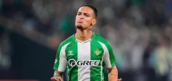 GOLAÇO DE  ANTONY É COMPARADO AO PRIMEIRO GOL DE MESSI COM PASSE DE RONALDINHO