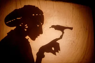ESPETÁCULO RAINHA VASHTI, ENCENADO PELO GRUPO A RODA, MANTÉM VIVA NA BAHIA A ARTE MILENAR DO TEATRO DE SOMBRAS