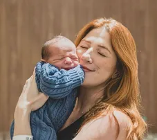 DANI CALABRESA CELEBRA ANIVERSÁRIO E REVELA ROSTINHO DO FILHO PELA PRIMEIRA VEZ