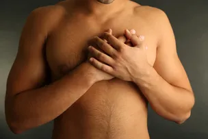 ESPECIALISTAS ALERTAM QUE CÂNCER DE MAMA EM HOMENS COSTUMA SER DIAGNOSTICADO TARDIAMENTE