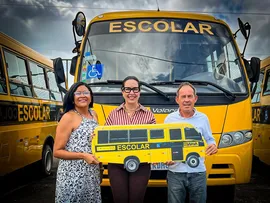 DEPUTADA ENTREGA ÔNIBUS ESCOLAR PARA ITAPICURU E REFORÇA PARCERIA COM O MUNICÍPIO