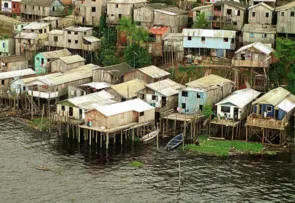 MAIS DE UM MILHÃO DE BRASILEIROS VIVEM EM CASAS SEM BANHEIRO NO PAÍS