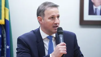 DERRITE MUDA RELATÓRIO DO PL ANTIFACÇÃO, MAS CONTINUA DESAGRADANDO O GOVERNO E A PF