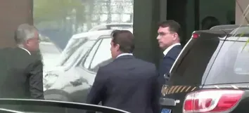 BOLSONARO RECEBE VISITA DE FLÁVIO E CARLOS NA PF EM BRASÍLIA