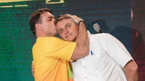 BOLSONARO FOI PRESO POR CAUSA QUE FLÁVIO BOLSONARO CONVOCOU UMA VIGÍLIA NA PORTA DO CONDOMÍNIO DELE EM BRASÍLIA; VEJA DETALHES