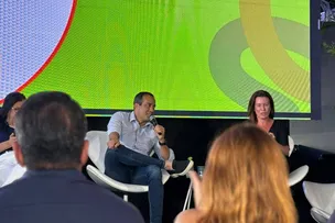 AMBULANTES RECEBEM KITS PARA A VENDA DE PRODUTOS PARA EVENTOS DE FIM DE ANO EM SALVADOR; CONFIRA