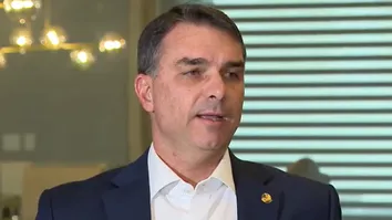 PREÇO PARA DESISTIR DE CANDIDATURA É ‘BOLSONARO LIVRE, NAS URNAS’, DIZ FLÁVIO