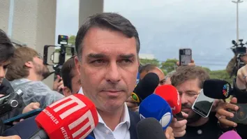 FLÁVIO DIZ QUE DEMORA DE MORAES PARA AUTORIZAR CIRURGIA PODE ‘MATAR’ BOLSONARO