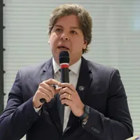 SIQUEIRA FILHO AFIRMA QUE REGULAMENTAÇÃO DE BIG TECHS É PRIORIDADE E GOVERNO PREPARA TEXTO