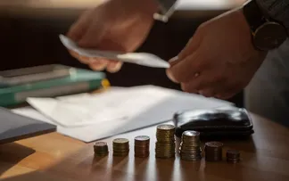 HOMEM LEVA MULTA DE QUASE R$ 2 MIL APÓS CUSPIR NA RUA