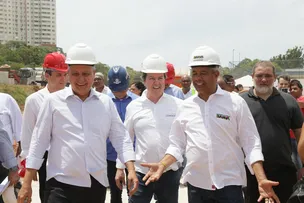 EM VISTORIA NO BAIRRO DA PAZ, TRINDADE DESTACA IMPACTO SOCIAL E ECONÔMICO DE MACRODRENAGEM