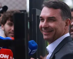 FLÁVIO BOLSONARO LEVA VANTAGEM SOBRE TARCÍSIO E OUTROS NOMES DE DIREITA NO 1º TURNO, DIZ QUAEST