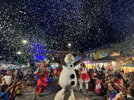 PRAIA DO FORTE RECEBE A 2ª PARADA NATALINA LUZES DO FORTE COM APOIO DO COLÉGIO VILLA GLOBAL EDUCATION