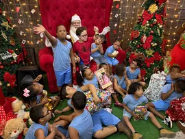 SHOPPING ITAIGARA PRESENTEIA CRIANÇAS DA APAE DE SALVADOR EM NATAL DE MAGIA