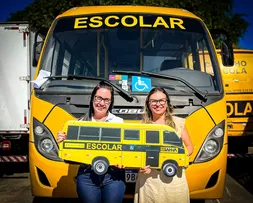 DEPUTADA ENTREGA VEÍCULO PARA A SAÚDE DE ARAMARI E ÔNIBUS ESCOLAR PARA ALAGOINHAS