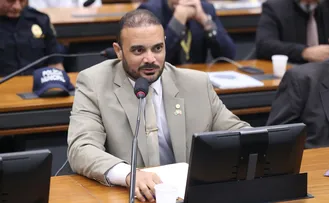 HAVAIANAS: DEPUTADO CRITICA PROPAGANDA COM VIÉS POLÍTICO