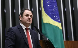 GLAUBER BRAGA SE LIVRA DE CASSAÇÃO E É SUSPENSO DA CÂMARA POR 6 MESES POR CHUTE EM MILITANTE