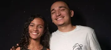 RAYSSA LEAL DIVERTE A WEB AO CURTIR SHOW DE JOÃO GOMES NO MEIO DA MULTIDÃO