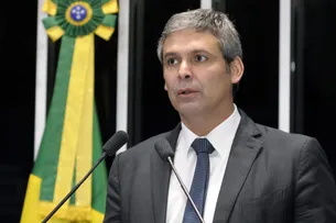 LINDBERGH CRITICA EDUARDO BOLSONARO E O CHAMA DE “TRAIDOR DA PÁTRIA” APÓS GREEN CARD NOS EUA