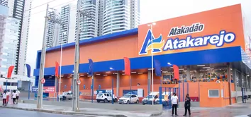 HOMEM DENUNCIA FALSA ACUSAÇÃO DE FURTO EM UNIDADE DO ATAKAREJO, EM SALVADOR, E DIZ QUE POLÍCIA SE RECUSOU A REGISTRAR OCORRÊNCIA POR INJÚRIA RACIAL