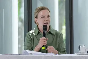GLEISI CHAMA TARCÍSIO DE ‘CARA DE PAU’ POR FALA SOBRE ‘CRISE MORAL’ APÓS VISITA A BOLSONARO