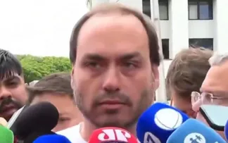 CARLOS BOLSONARO DIZ QUE EX-PRESIDENTE JÁ ESTÁ NA SALA DE CIRURGIA EM BRASÍLIA