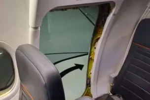 PASSAGEIRO É RETIRADO DE AVIÃO APÓS SUSPEITA DE DANO EM SAÍDA DE EMERGÊNCIA EM VOO PARA VITÓRIA DA CONQUISTA
