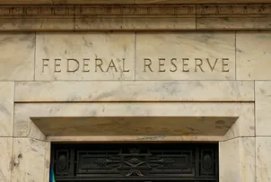 FED DECIDE JUROS EM MEIO A PRESSÃO DE TRUMP, AUMENTO DO DESEMPREGO E DA INFLAÇÃO