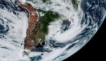 PRIMEIRO CICLONE DE 2026 JÁ TEM DATA PARA ATINGIR O BRASIL; SAIBA QUANDO
