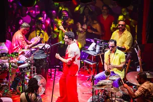 ALEXANDRE PEIXE LANÇA NOVO AUDIOVISUAL “AXÉZIN 6”, COM PARTICIPAÇÕES DE DURVAL LELYS E GERÔNIMO