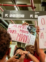 ENTIDADES ESTUDANTIS E MOVIMENTOS SOCIAIS REALIZAM ATO CONTRA AUMENTO DA TARIFA DE TRANSPORTE PÚBLICO EM SALVADOR