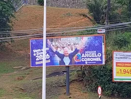 ÂNGELO CORONEL ESPALHA OUTDOR PELA CIDADE E DÁ A ENTENDER QUE SERÁ CANDIDATO EM 2026