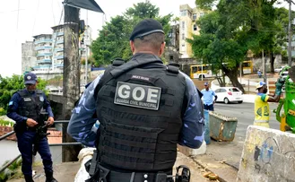 OPERAÇÃO DA PREFEITURA COM A SSP INTERDITA FERROS-VELHOS, APREENDE MATERIAIS E NOTIFICA COMÉRCIOS IRREGULARES NA GAMBOA