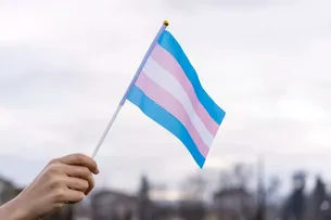 TRANSIÇÃO DA VOZ: POR QUE O ACOMPANHAMENTO MÉDICO ESPECIALIZADO É ESSENCIAL PARA A SAÚDE VOCAL DE PESSOAS TRANS
