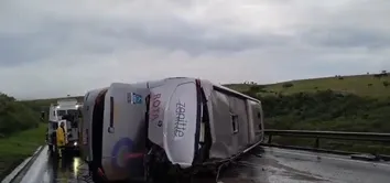 ÔNIBUS TOMBA NA BR-116 E DEIXA 14 FERIDOS NO INTERIOR DA BAHIA
