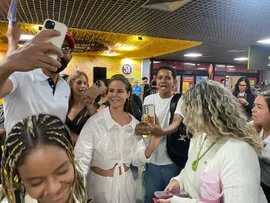 CELEBRIDADES E TURISTAS SÃO RECEBIDOS COM FESTA NO AEROPORTO DE SALVADOR PARA O CARNAVAL DA BAHIA