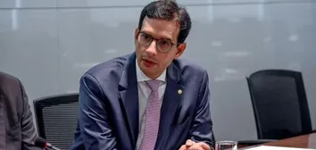 LEO PRATES ADMITE POSSIBILIDADE DE SAÍDA DO PDT E DIZ: 'ESTÃO ME BOTANDO PARA FORA'