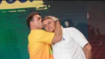 BOLSONARO PEDE A MORAES VISITA DE FLÁVIO FORA DO HORÁRIO DA PAPUDINHA