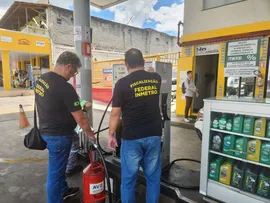 IBAMETRO INTERDITA 28 BOMBAS DE COMBUSTÍVEL EM POSTOS DE CANDEIAS E REGIÃO