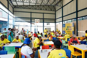 CATADORES DE MATERIAIS RECICLÁVEIS RECEBEM CAFÉ DA MANHÃ E ALMOÇO EM SERVIÇO DA PREFEITURA NO CARNAVAL