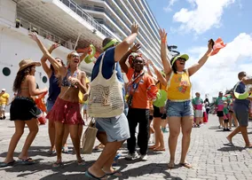 MAIOR CRUZEIRO DA TEMPORADA CHEGA A SALVADOR E PASSAGEIROS SÃO RECEBIDOS EM CLIMA DE CARNAVAL