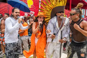 JUAN E RAVENA EXALTAM PRIMEIRA PARTICIPAÇÃO NO CAMAROTE DE CARLINHOS BROWN E NO ARRASTÃO DA QUARTA-FEIRA DE CINZAS