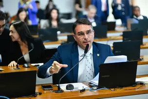 FLÁVIO BOLSONARO ESTUDA PROPOR FIM DA REELEIÇÃO PARA PRESIDENTE, GOVERNADORES E PREFEITOS