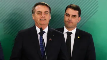 FLÁVIO BOLSONARO DIZ QUE NÃO SABE COMO SERÁ A PARTICIPAÇÃO DO PAI NA CAMPANHA