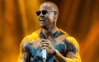LÉO SANTANA COMANDA O PIPOCO NO PRÉ-CARNAVAL DE SALVADOR