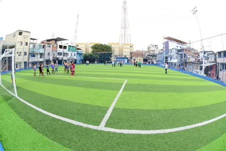PREFEITURA AMPLIA ACESSO À PRÁTICA ESPORTIVA NA FEDERAÇÃO APÓS ENTREGA DE NOVA ARENA COM GRAMA SINTÉTICA